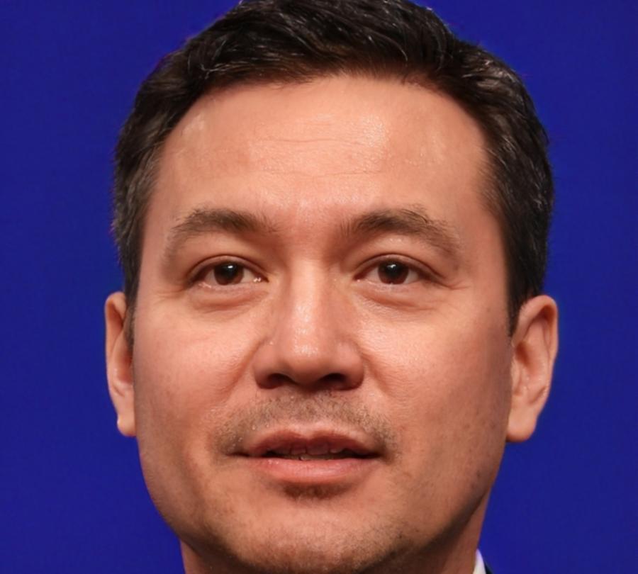 Retrato profesional de especialista en análisis financiero